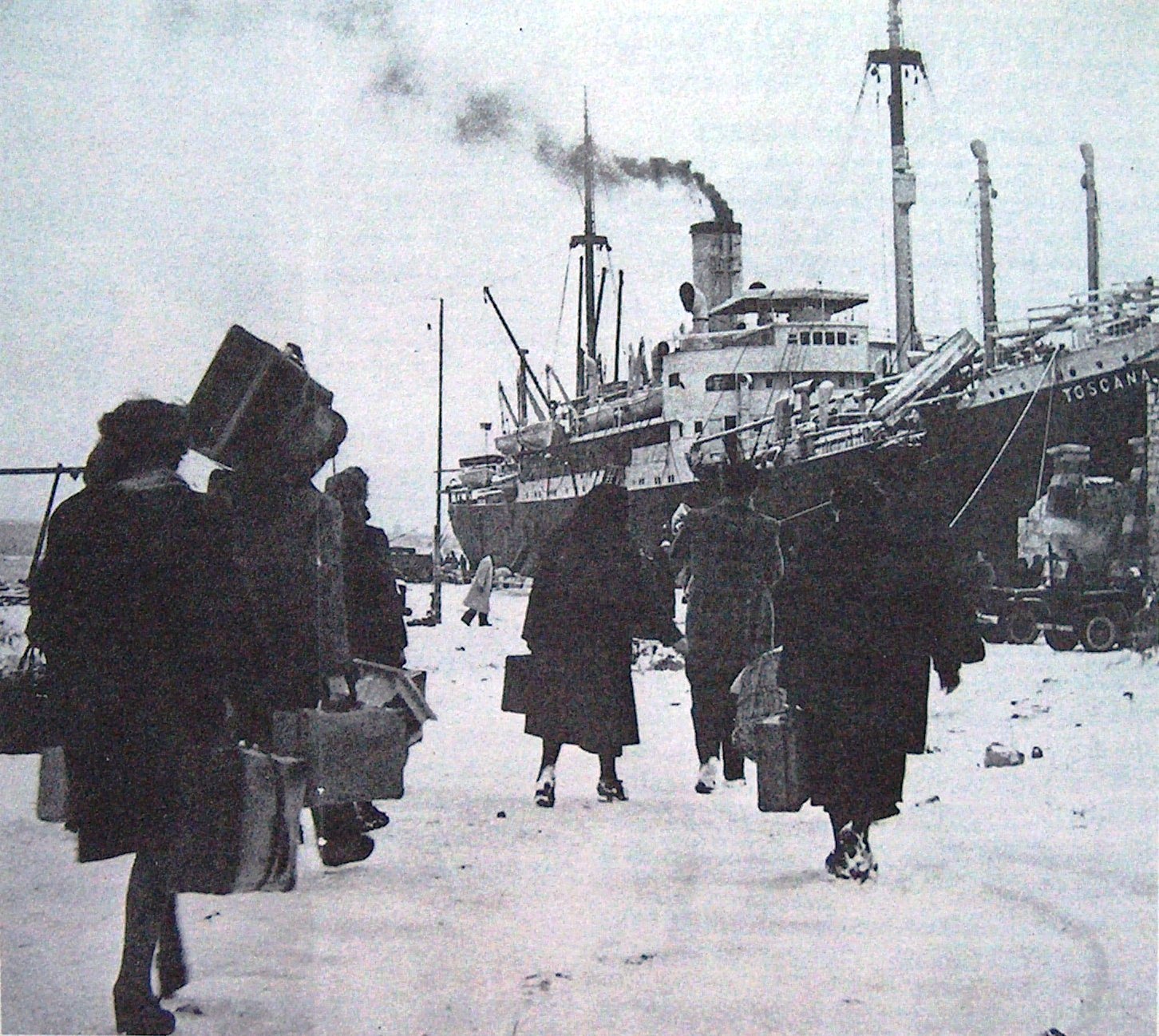 La nota immagine degli esuli del Polesine all'imbarco del piroscafo 'Toscana', 1947, foto © aut.