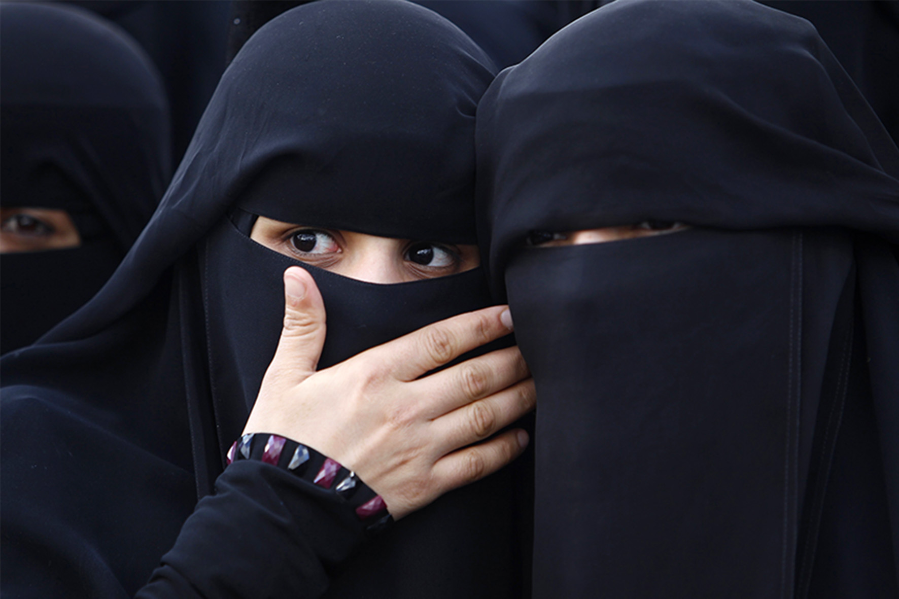 Donne col niqab a Sanaa, Yemen, 2012, foto © Khaled Abdullah / Reuters / IBT