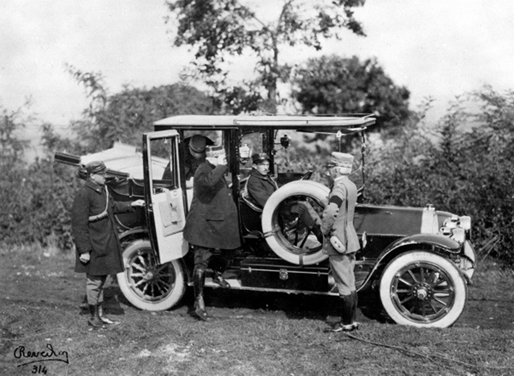 Il Capo di Stato Maggiore del Regio Esercito Italiano, gen. Luigi Cadorna, incontra al fronte il Maresciallo di Francia, gen. Joseph Joffre, salutandolo dal predellino di una Fiat 'Tipo 3Ter' 20/30 hp landaulet, 5 settembre 1915, foto © AISA/MAUTO/MotoriStorici